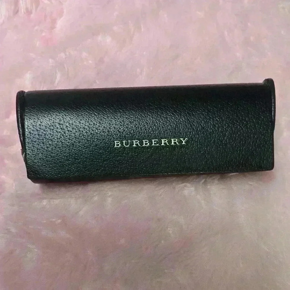 Women Burberry sunglasses no defects main image 8